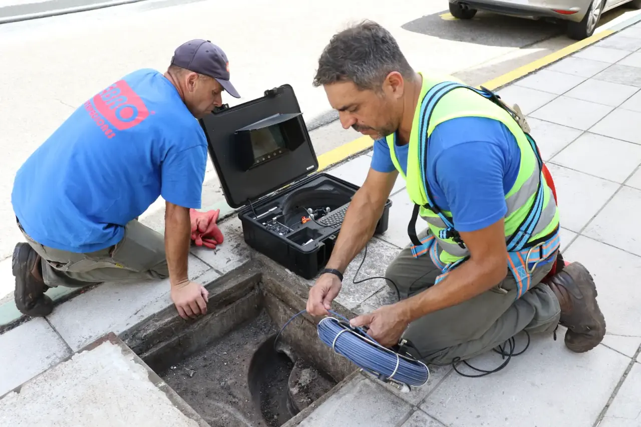 Técnicos de EBRO trabajando en una cámara de la vereda
